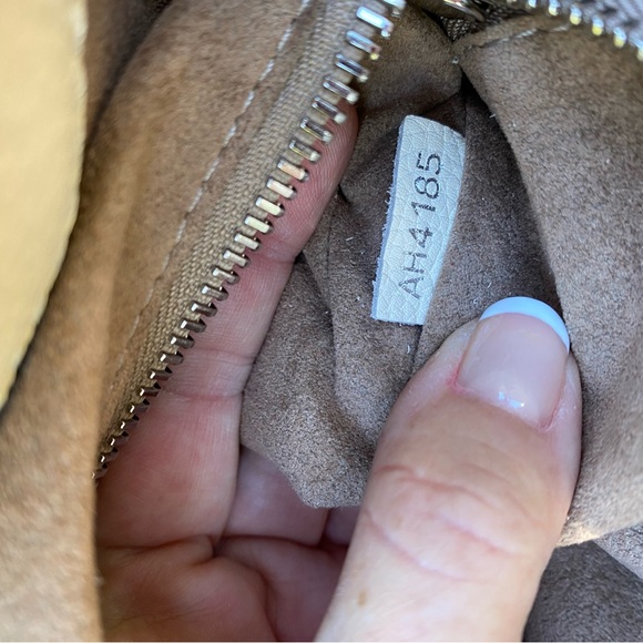 LV Ivoire Monogram Mahina Leather Babylone GM - Picture 8 of 13